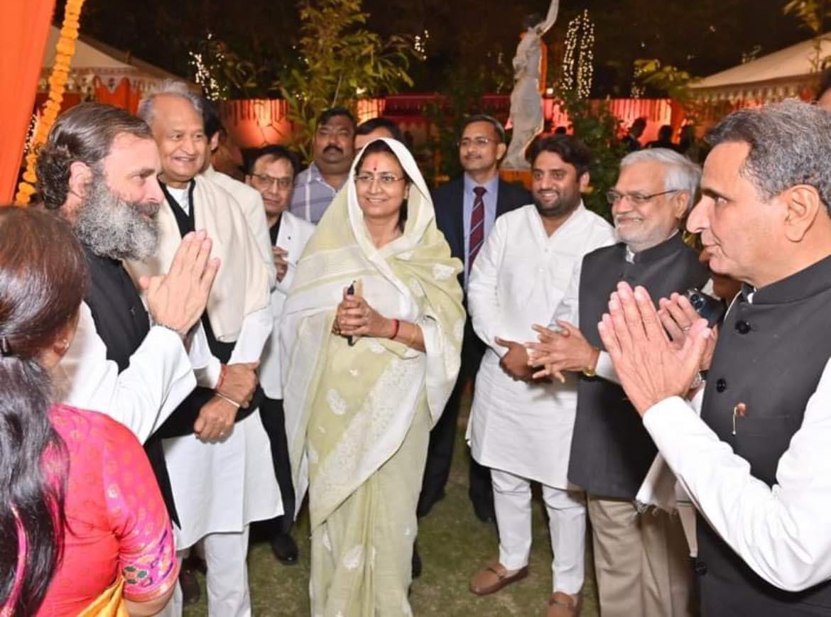 DharmendraR_INC's tweet photo. अलवर में कांग्रेस महासचिव एवं पूर्व केन्द्रीय मंत्री श्री भँवर जीतेन्द्र सिंह जी की सुपुत्री के विवाह समारोह में शिरकत की।

विवाह समारोह में पूर्व कांग्रेस अध्यक्ष श्रीमान राहुल गांधी जी, कांग्रेस महासचिव श्रीमती प्रियंका गांधी जी, 
1/2 https://t.co/pZlOdm48ZK