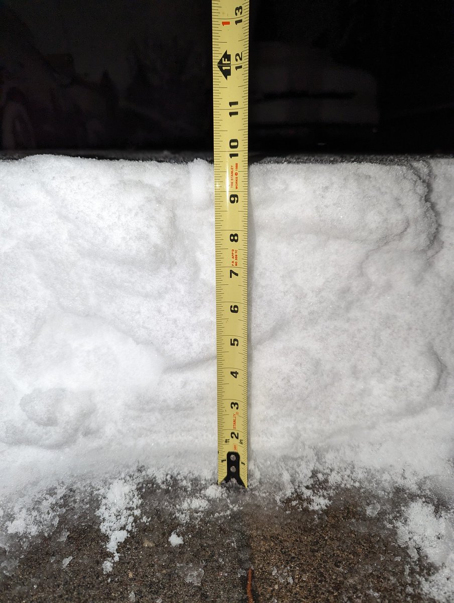 westonruter's tweet image. 9¾ inches of snow in the Montavilla neighborhood so far. It has stopped for now but more could come overnight. 🌨️❄️☃️ #pdxtst #orwx #kgwweather #snowpocalypse