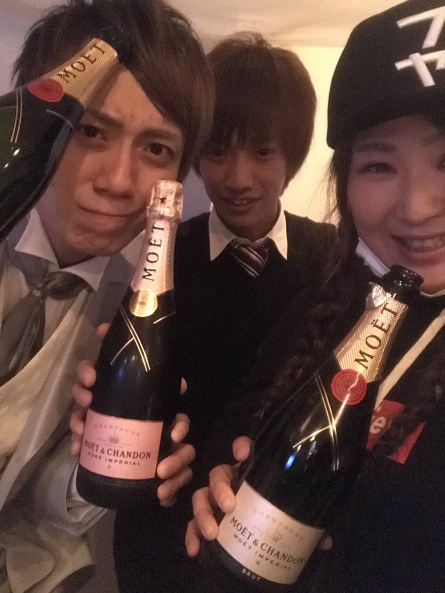 SANA02051's tweet photo. あと2日‼︎

写真は私が痛客だった頃(た◯や氏曰く)の安齋氏のバースデーと
脱痛客した去年のりょうや氏のバースデー

どっちも黒レキシ🤪 https://t.co/s4NBbMsEMv