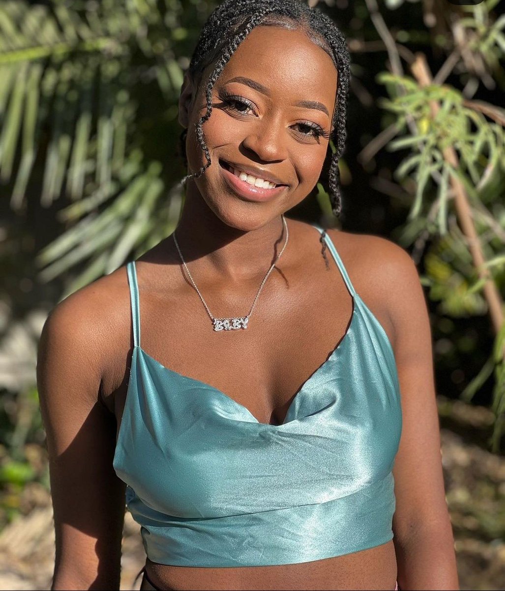 RISING STAR @shannonmakura is a young artist born in Zimbabwe but raised in South Africa. A singer and songwriter who is inspired by people. She is force to reckon with, her vocals are amazing
#everythingzwmusic