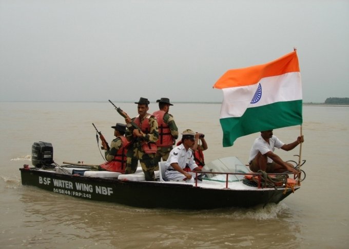 Nehaagarwal_97's tweet photo. BSF #SirCreek Warriors always Alert on Border.

Pak Three Fisherman arrested by #AlertBSF at Gujrat international border.

Well done #Alert_BSF !! 🇮🇳 https://t.co/ap0loQwSVA