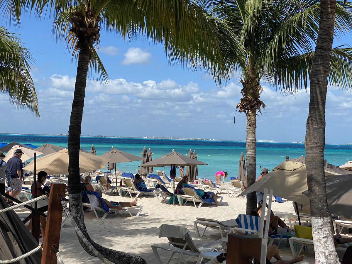DestinTurquoise's tweet photo. Turquoise view. I can’t ever get tired of that colour. #IslaMujeres #Mexico #travelblogger #playanorte https://t.co/UYZPdiGPYn