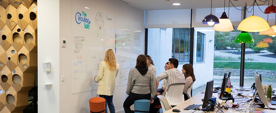 iProspectESP's tweet image. .@TheCircularLab, el centro de innovación abierta en #economíacircular de @Ecoembes, ha abierto la 8ª convocatoria de su programa de alto rendimiento #CircularTalentLab, con el que busca talento joven para seguir impulsando la formación en #innovación.
ecoembes.com/es/talento-tcl