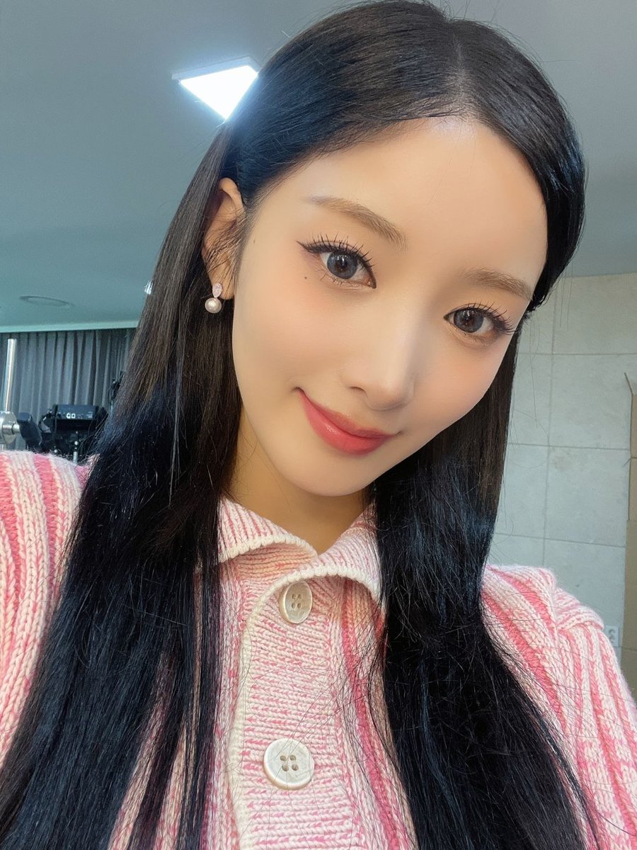 K_Culture_NOW's tweet photo. [💟 콘텐츠 예고]

플로리들 기대해라 ㄷㄷ 
이번에 더 큰 거 온다...ㄷㄷ...
무려 통컬 최초공개‼❤ 
채인이가 작곡한 <T4ke> 를 라이브로...😳
기대하시라 두둥!💟

제작진들 현장에서 😭이렇게 만든 라이브..
내일 저녁 통컬💖에서 공개됩니다!➰

@RBW_PURPLEKISS
#PURPLE_KISS #퍼플키스 #T4ke https://t.co/G52fQhXEjt