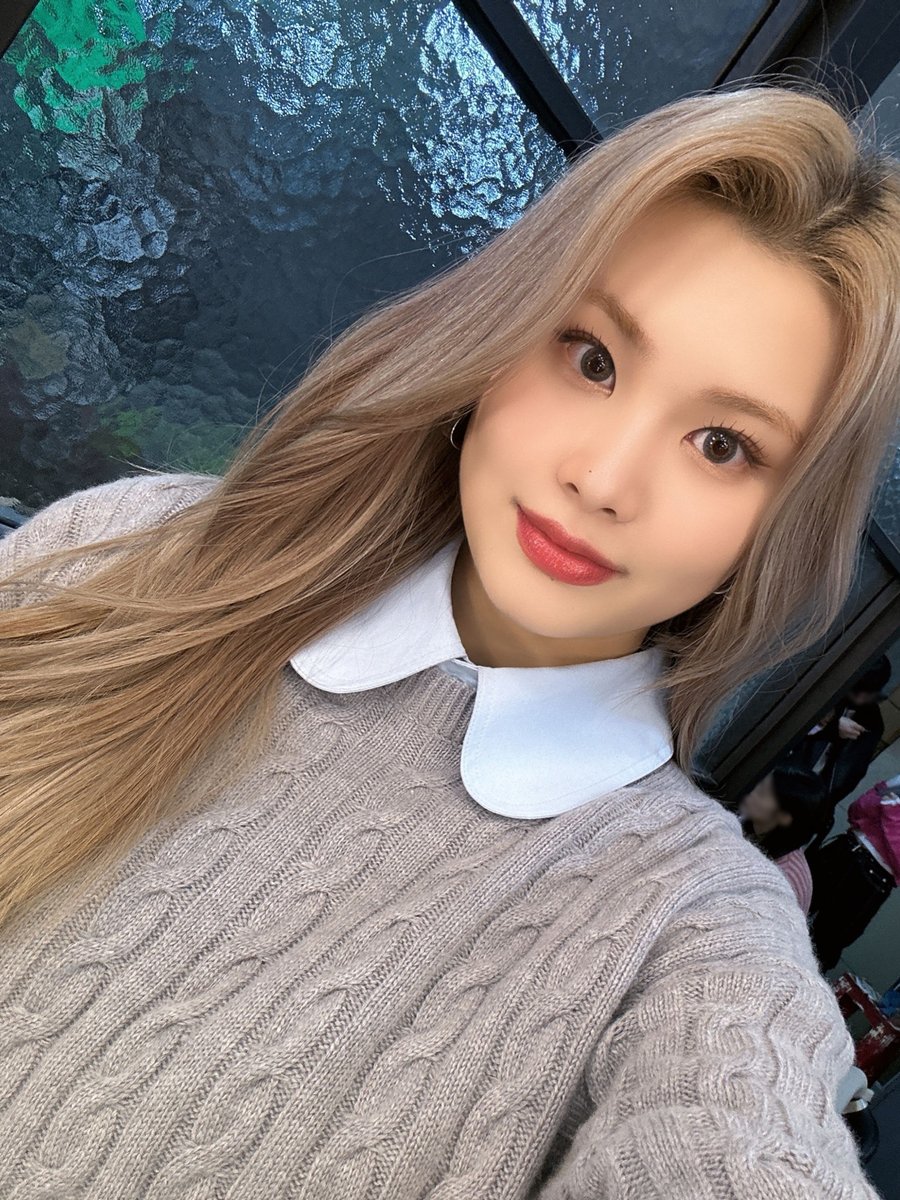 K_Culture_NOW's tweet photo. [💟 콘텐츠 예고]

플로리들 기대해라 ㄷㄷ 
이번에 더 큰 거 온다...ㄷㄷ...
무려 통컬 최초공개‼❤ 
채인이가 작곡한 <T4ke> 를 라이브로...😳
기대하시라 두둥!💟

제작진들 현장에서 😭이렇게 만든 라이브..
내일 저녁 통컬💖에서 공개됩니다!➰

@RBW_PURPLEKISS
#PURPLE_KISS #퍼플키스 #T4ke https://t.co/G52fQhXEjt