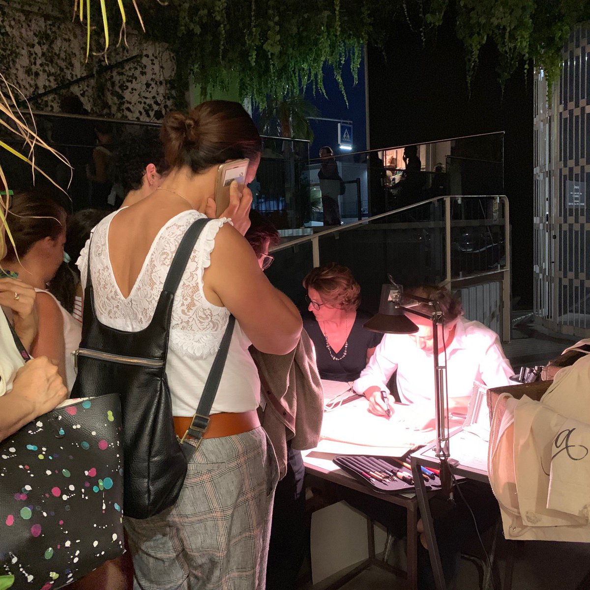 gestire un #evento durante una manifestazione fieristica e rilasciare inviti ed omaggi brandizzati con la personalizzazione in live? Si! 
#salonedelmobile #milano #milanofashionweek #personalizzazione #gifts #livecalligraphy

Contattaci per info: studio@beautifuletters.com