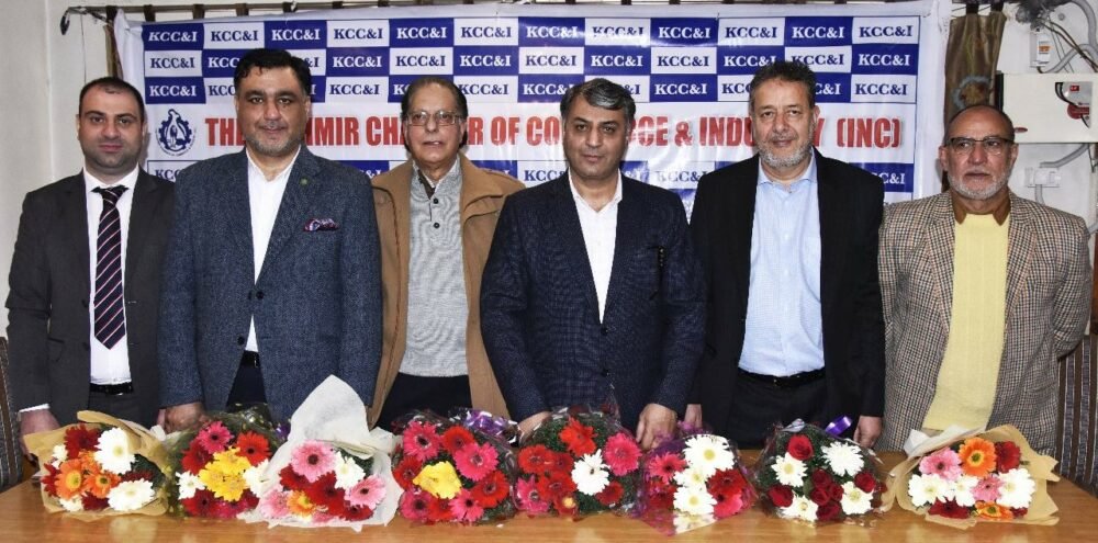 Snowjoy_Kashmir's tweet photo. #Kashmir Chamber of #commerce &amp; Industry, the region’s oldest trade body elected its new body. Javid Ahmad Bhat is Chamber’s new president. #JammuKashmir #Badaltakashmir #NayaKashmir https://t.co/mDeJIwDhwx