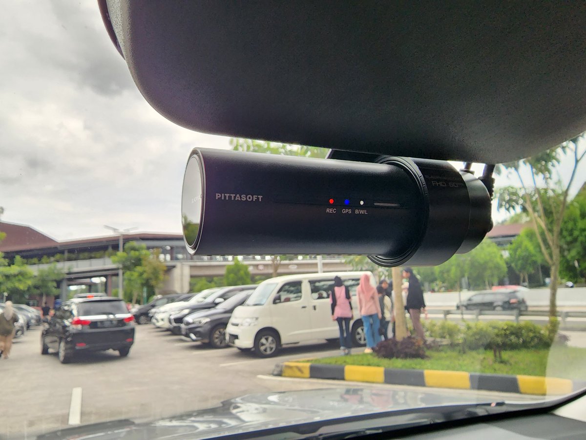 Harga dashcam dibanding harga mobil dan aksesoris lainnya itu nggak mahal mahal amat sebenernya. Harusnya ketika beli mobil, aksesoris yang pertama kali dibeli itu ya dashcam