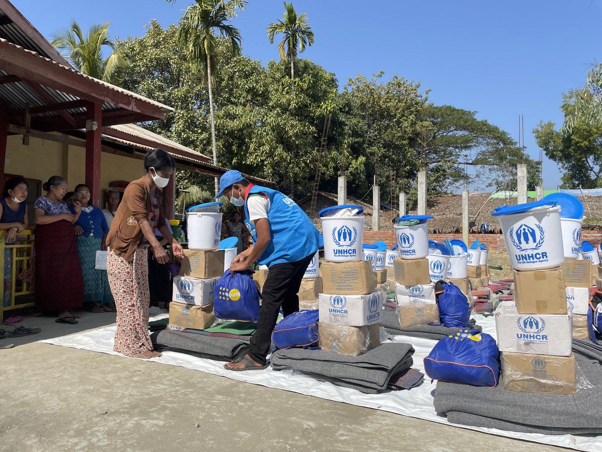 UNHCRMyanmar's tweet photo. 🇲🇲မြန်မာနိုင်ငံ၌ယခုလ၁ရက်နေ့ထိလူဦးရေ၁.၅သန်းကျော်သည်နေရပ်စွန့်ခွာနေထိုင်လျက်ရှိပြီးအစားအစာ+ အခြေခံလိုအပ်ချက်သည်ကန့်သတ်မှ���များရှိနေသည်။

📦လူဦးရေ၂၅၀၀၀+သည်ကယ်ဆယ်ရေးပစ္စည်းများရရှိခဲ့သည်။
🏠လူဦးရေ၆၀၀၀+သည်အမိုးအကာအကူအညီရရှိခဲ့သည်။
💰အိမ်ထောင်စု‌ပေါင်း၃၀၀+သည်ငွေကြေးပံ့ပိုးမှုရရှိခဲ့သည်။ https://t.co/LP56GCui8k