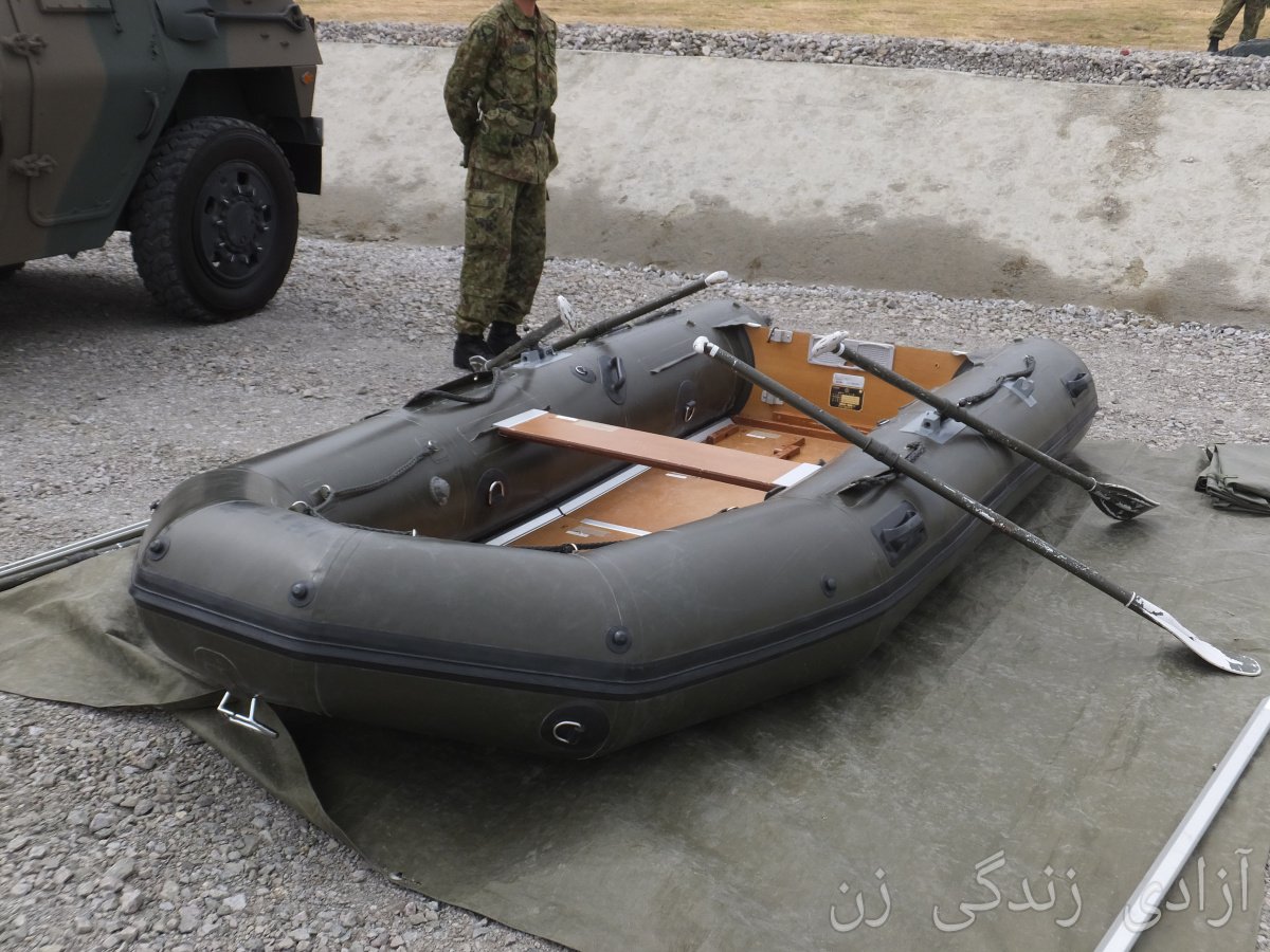 偵察ボート (5人乗) アキレス㈱のSE-365というほぼ民生品のゴムボート