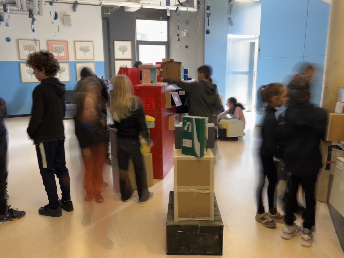 artiescola's tweet photo. 🗣️Iniciem les visites guiades amb els companys de l’escola 🔥🔥Gaudim mostrant els nostres ENGINYS i MINI MONS!!! 🫶🏽Si voleu visitar la instal·lació, aquest divendres serà l’últim!!! 🏃🏽‍♀️🏃🏽‍♂️🏃🏿 @artiescola @escolamsola @EducacioMataro @educaciocat  #ArtiJOC #DIORAMES https://t.co/fIgsbIlArQ