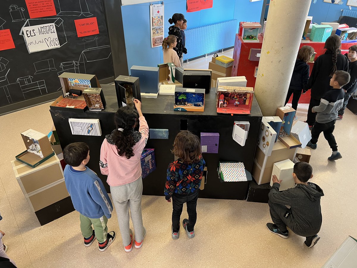 artiescola's tweet photo. 🗣️Iniciem les visites guiades amb els companys de l’escola 🔥🔥Gaudim mostrant els nostres ENGINYS i MINI MONS!!! 🫶🏽Si voleu visitar la instal·lació, aquest divendres serà l’últim!!! 🏃🏽‍♀️🏃🏽‍♂️🏃🏿 @artiescola @escolamsola @EducacioMataro @educaciocat  #ArtiJOC #DIORAMES https://t.co/fIgsbIlArQ