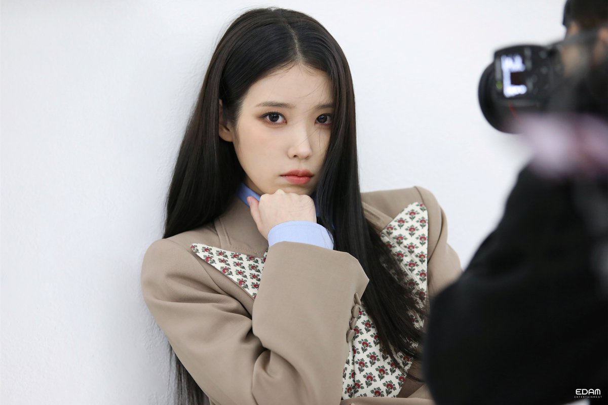 _IUofficial's tweet photo. [IU POST]

한번 보면 밤을 새우게 만드는 화보 장인♥
A pictorial master 
who makes you stay up all night 
once you see her♥

▶ https://t.co/wzhBDCXweZ

#아이유 #IU https://t.co/VhEuT5IbCo