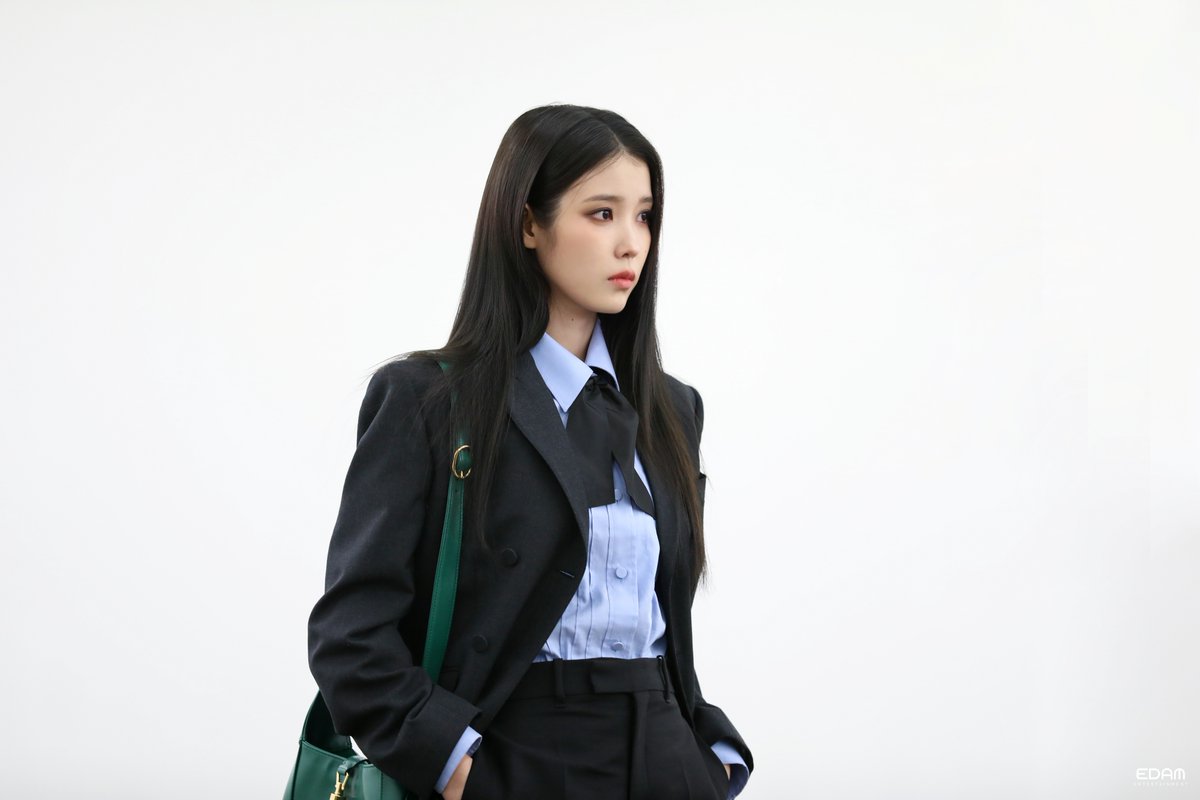_IUofficial's tweet photo. [IU POST]

한번 보면 밤을 새우게 만드는 화보 장인♥
A pictorial master 
who makes you stay up all night 
once you see her♥

▶ https://t.co/wzhBDCXweZ

#아이유 #IU https://t.co/VhEuT5IbCo