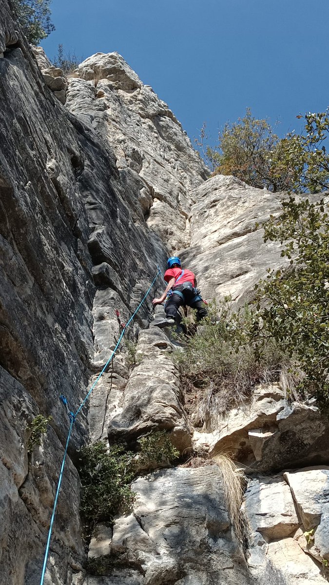CELlinarsValles's tweet photo. Cap de setmana intens de la secció d'alpinisme i escalada! L'Hector, Dani i Julen han pujat a Grau de Matxos en btt des de Sant Martí de Centelles a fer escalada esportiva, provant les vies Dune i Vall Rocs de 6a i 6b.
#sommuntanya #SAE #roca #climbing #rockclimbing #cellv https://t.co/Tdm5n3TUFr