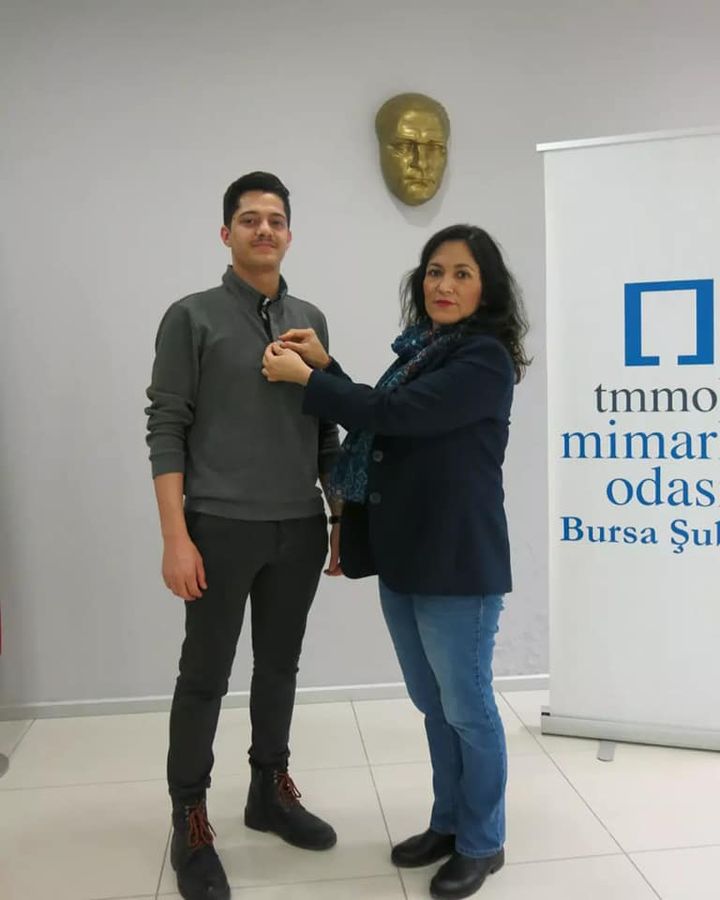 MOBursaSubesi's tweet photo. Şubemize yeni üye olan meslektaşımız Lütfi ALTUNSOY'a rozet ve megaron logolu kupa takdimi gerçekleştirdik.Çiçeği burnunda üyemize meslek yaşantısında başarılar dileriz.
#mimarlarodasıbursaşubesi #yeniüye #rozet #megaron #kupa
@TMMOB1954 @MimarlarOdasi_T @BursaMimarTV https://t.co/52QXDWXJaF