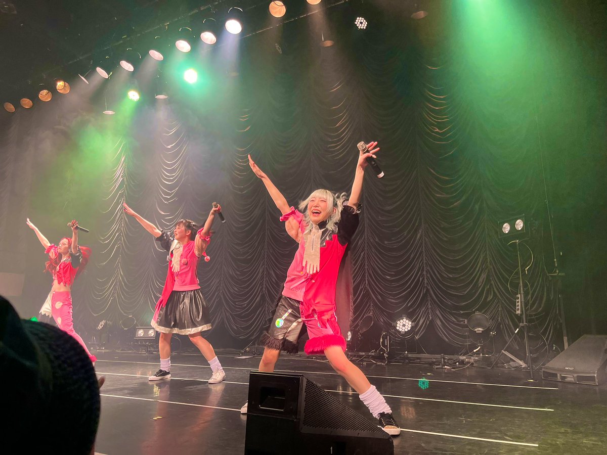 chibaclimber's tweet image. いつものキネマ倶楽部だけど歴代の中でもかなり盛り上がった良いライブだったと思う。
最前の力を遺憾なく発揮した結果、目と耳が破壊されて幸せだ。
水色に染まるフロアは見応えあったなぁ。
ちよぴー誕生日おめでとう。