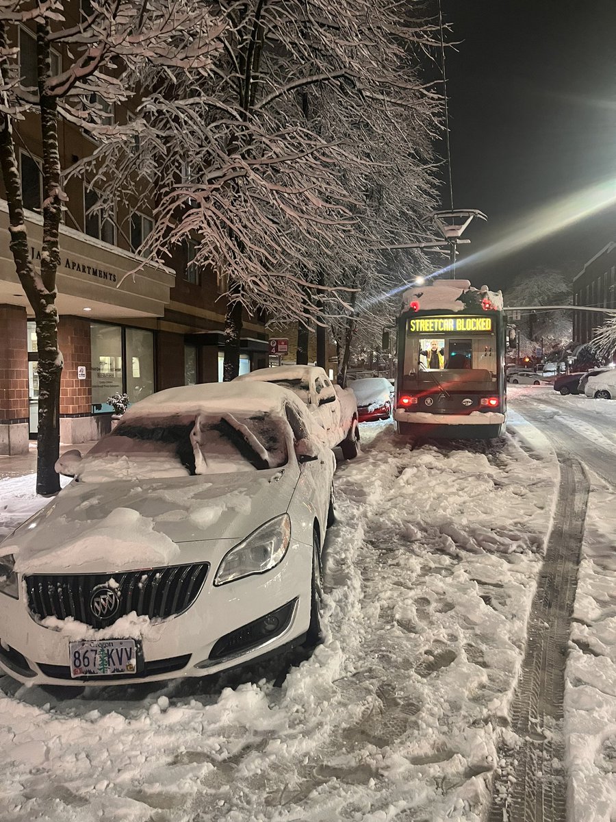 JakeDutt's tweet image. Shoutout to all the @trimet and @PDXStreetcar employees still putting in the work after all the craziness of today! 🚃