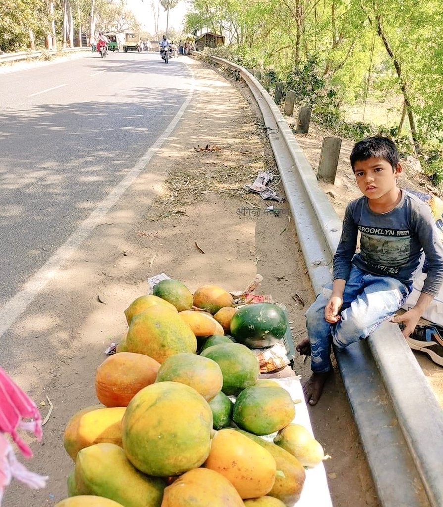 यदि आप इनसे फल खरीदेंगे तो आपको एक दम शुद्ध ताजा फलों के साथ मासूम इंसान की दुआ मिलेंगी, जोकि किसी मॉल में संभव नही है, सड़क किनारे बैठे हुए लोगो से खरीददारी करते रहें क्योंकि ये करोड़पति बनने के लिए नही परिवार का पेट पालन हो जाये इसलिए रोड़ पर बैठकर बेच रहे है

<a href="/PintuPahadi/">Pintu Pahadi</a>