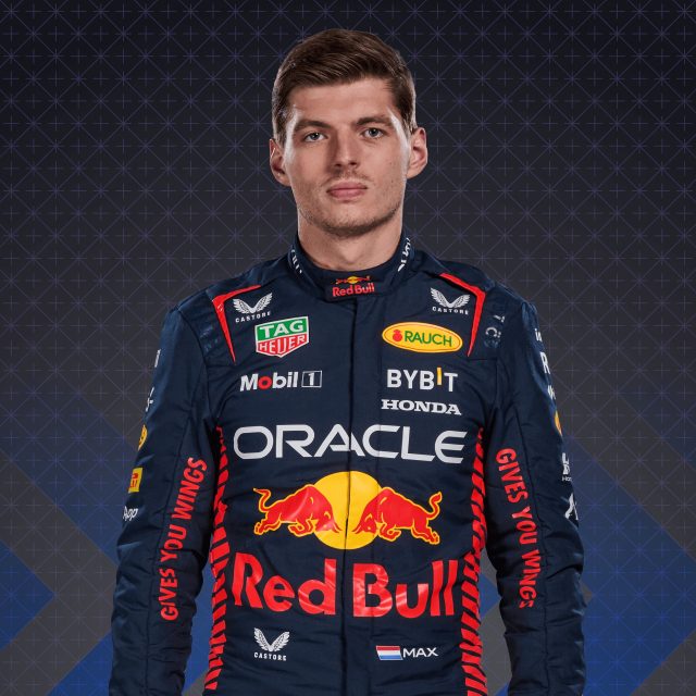 F1 para dummies 2023:

Max Verstappen:
- Campeón los últimos 2 años 
- Famoso por quitarle la novia a Kvyat, el octavo campeonato a Hamilton, la ilusión a los fans de Ferrari y la esperanza a los fans de Checo Perez
- En México lo odian por no dejar pasar a Checo en Brasil 2022