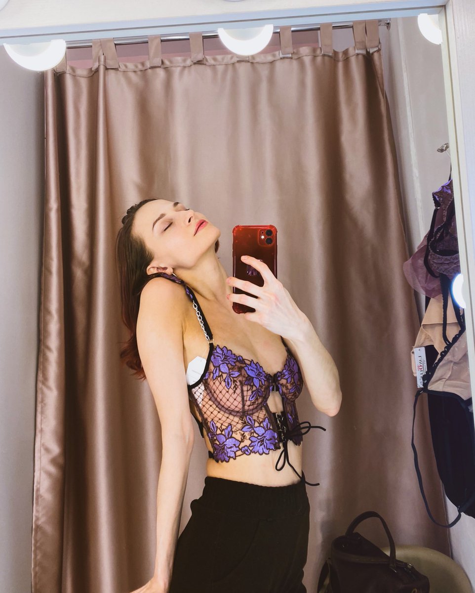 ShyFlashlight's tweet photo. Красивые штучки для красивой штучки 
#нюдсочетверг #lingerie #ero https://t.co/3f4XLcLrVH