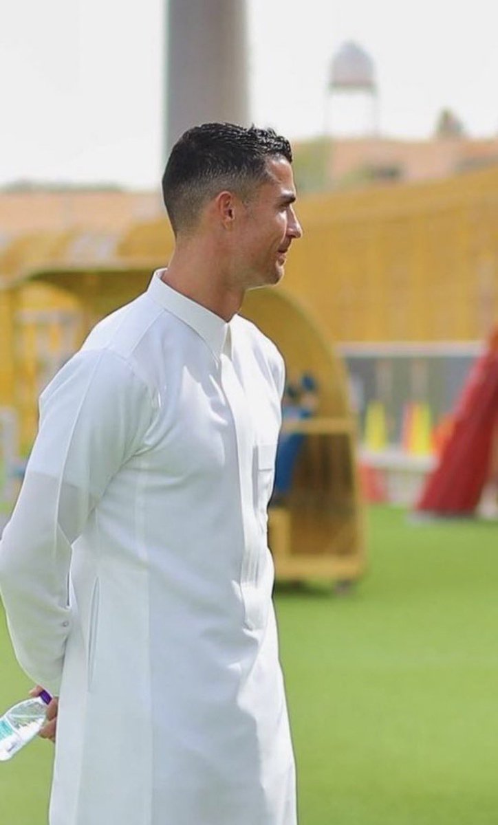 d_4e's tweet image. ياعيال نبي احد بالنظر يعطينا نوع القماش والله فخم 🫡