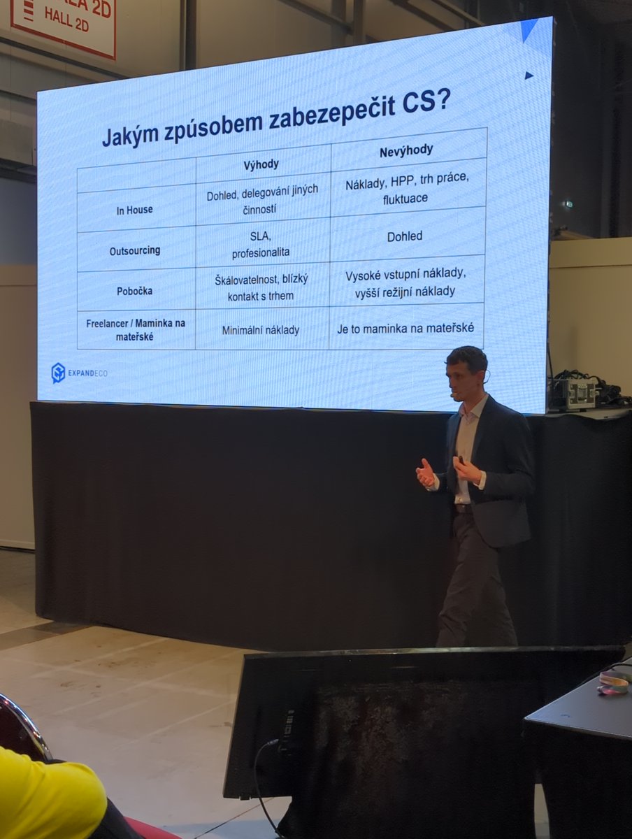 ExpandecoCZ's tweet photo. Náš český Country Manager Tomáš Růžička měl včera fantastickou přednášku na @czechonlineexpo v Praze. Jeho přednáška se týkala lokálního zákaznického servisu - klíčového pro úspěšné online podnikání. Jak zajímavá přednáška byla? Stačí se podívat na ten plný sál! https://t.co/l4IgXYFyTW