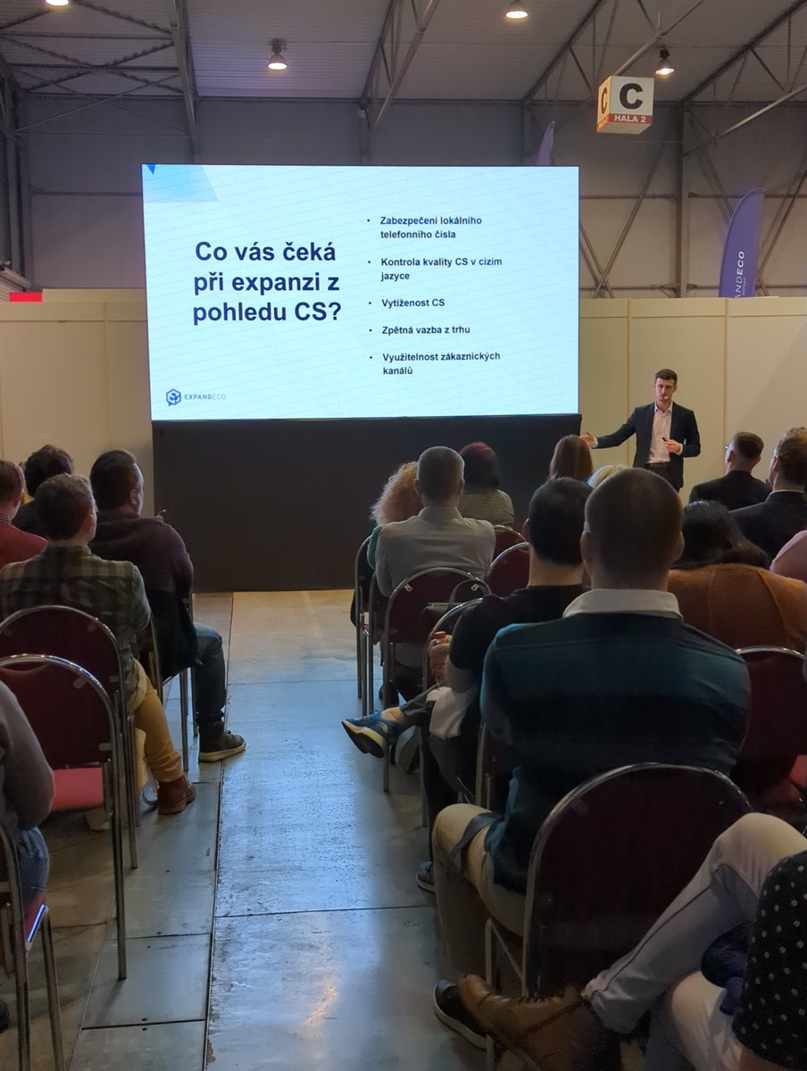 ExpandecoCZ's tweet photo. Náš český Country Manager Tomáš Růžička měl včera fantastickou přednášku na @czechonlineexpo v Praze. Jeho přednáška se týkala lokálního zákaznického servisu - klíčového pro úspěšné online podnikání. Jak zajímavá přednáška byla? Stačí se podívat na ten plný sál! https://t.co/l4IgXYFyTW