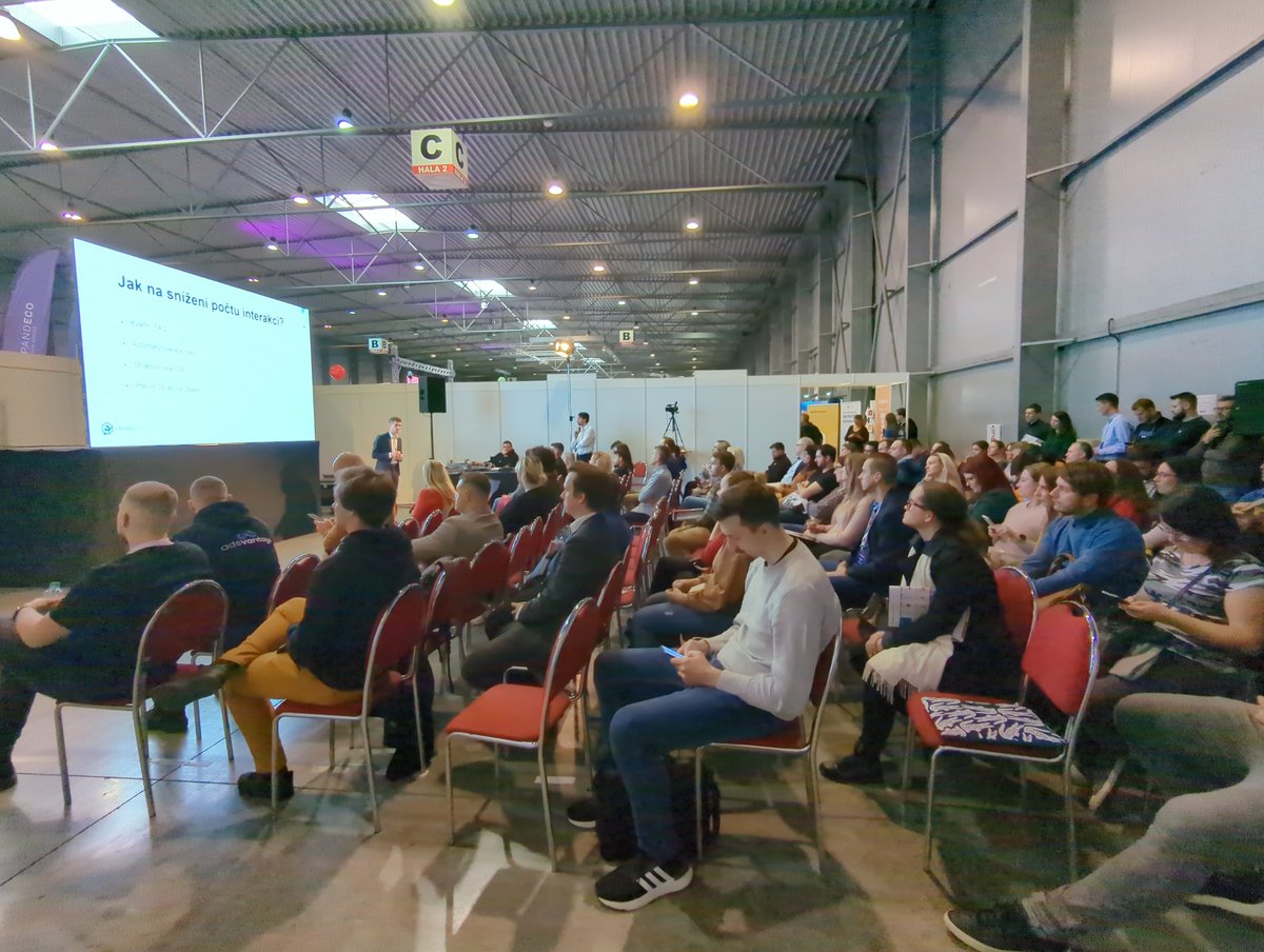 Náš český Country Manager Tomáš Růžička měl včera fantastickou přednášku na <a href="/czechonlineexpo/">Czech On-line Expo</a> v Praze. Jeho přednáška se týkala lokálního zákaznického servisu - klíčového pro úspěšné online podnikání. Jak zajímavá přednáška byla? Stačí se podívat na ten plný sál!