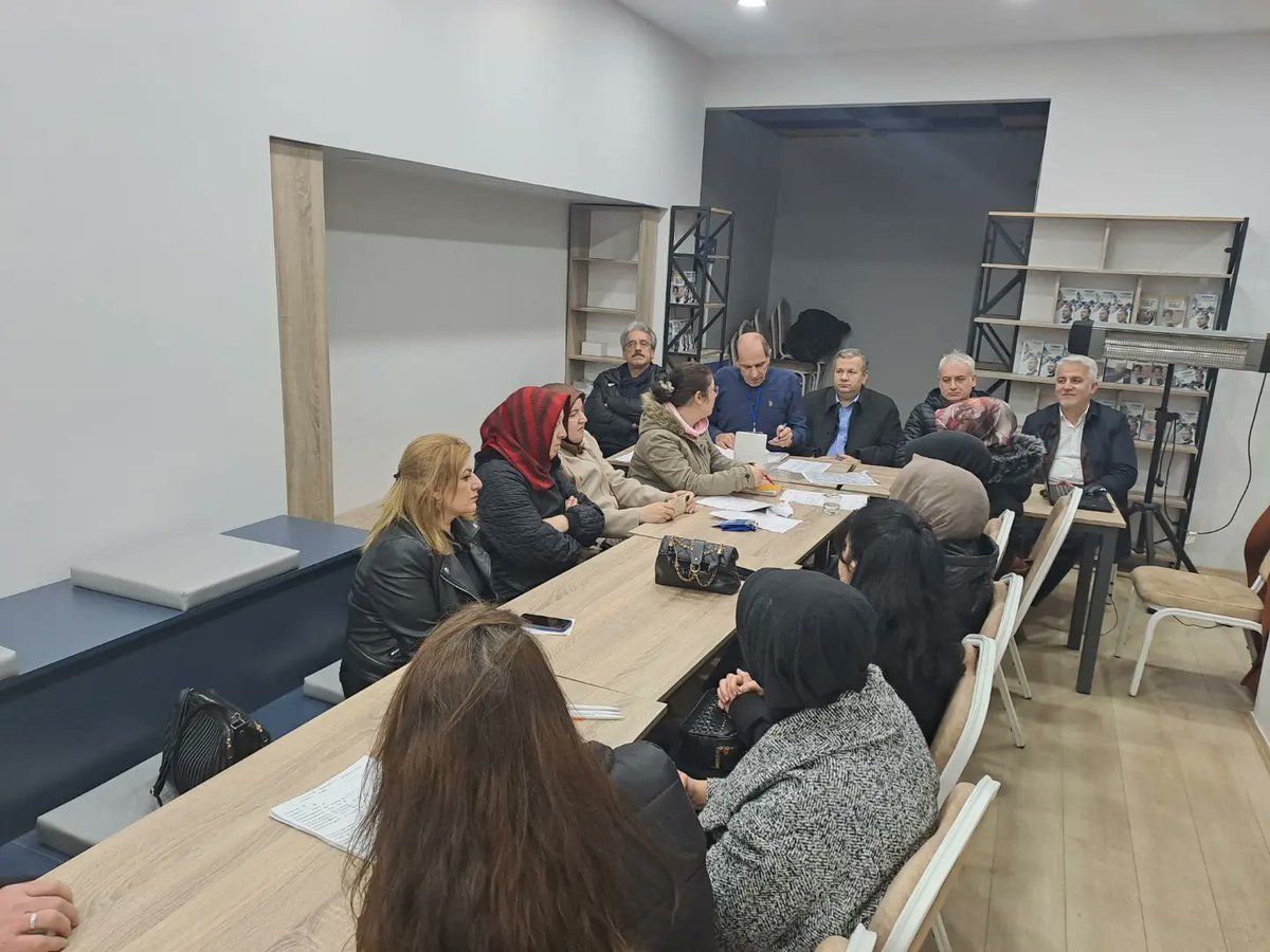 Hürriyet mahallesi teşkilatı toplantımız mahalle başkanı Yaşar Hacıhasanoğlu başkanlığında; ilçe yönetim üyelerimiz Gökmen Savaşkurt ve Sedat Varol'un ve Meclic üyemiz Turgay Aşık'ın katılımlarıyla gerçekleşmiştir.
#akparti #akpartiistanbul  #receptayyiperdoğan  #2023yolundabiriz