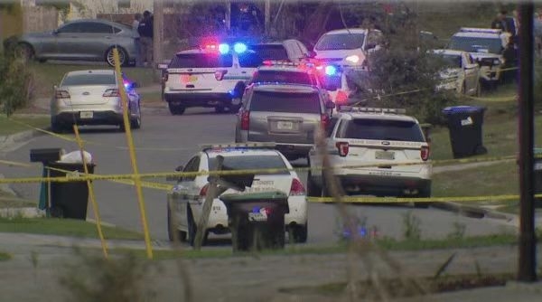 tysnetwork's tweet photo. 11:00 am, 2023GUNMAN KILLS 3, INCLUDING TV NEWS JOURNALIST COVERING EARLIER CRIME, 9-YEAR-OLD GIRL: SHERIFF
A man approached the news vehicle and opened fire, then walked to a nearby home and shot a mother and daughter, witnesses say https://t.co/WHW4TOLZks