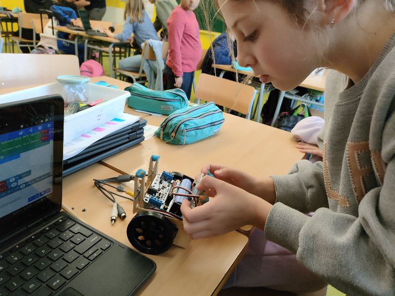 EscolaElsPins's tweet photo. L'alumnat de #4PRI continua amb els prototips de cotxes sostenibles, després del disseny i la #programació amb @microbit_edu ahir va arribat el dia de posar-los en marxa!
#ESTEAMemCastelldefels
#ODS11 #ODS13
#IntegremLesTAC
@secastelldefels
@InstitutSert https://t.co/yOmk8pOj7e