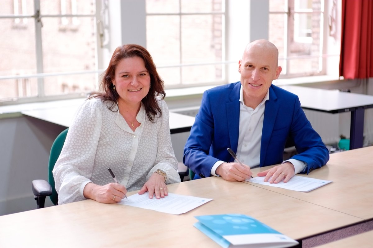 Een feestelijk moment! <a href="/Sogeti_NL/">Sogeti Nederland</a>  en <a href="/ITvitae/">ITvitae</a>  gaan samenwerken voor het ontwikkelen van een cloud engineer opleiding speciaal voor jongeren met #autisme of #hoogbegaafdheid.  Meer weten over deze opleiding? Meld je aan voor de online Open Dag op 25 maart itvitae.nl/infodag