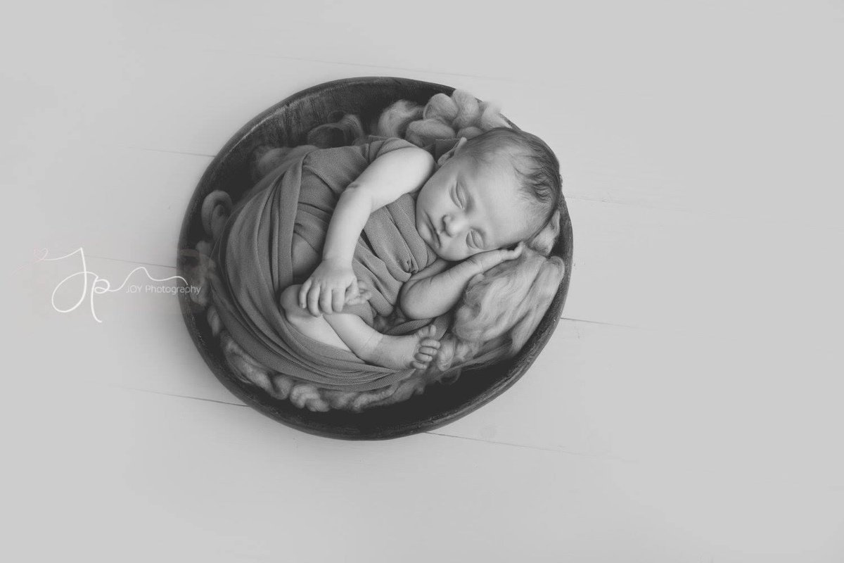 Sharing some of my favorite pieces.  Newborn photography is my niche. ❤️