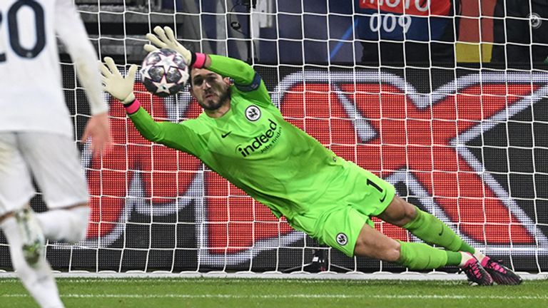 SaschaFltr's tweet photo. In den beiden Duellen der #ChampionsLeague gab es zwei Szenen, die unterschiedliche Herangehensweisen im 1gg1 verdeutlichen.
Kurze #Keeperanalyse zu Ederson (#RBLMCI) und Kevin Trapp (#SGENAP). ⚽️🧤 https://t.co/DGAApLGLvN