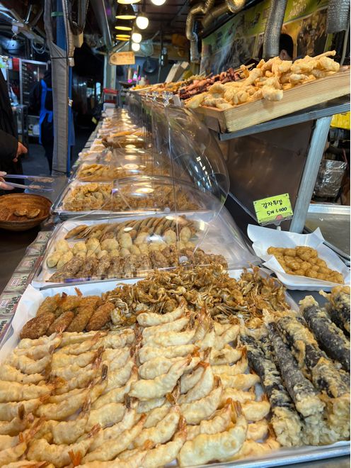 sensing's tweet photo. Discover the best street food in Seoul! The street food alleys in this neighborhood are a hidden gem, filled with delicious and authentic Korean dishes that you won't find anywhere else. 🍢🌶️🥟🍩

#StreetFoodAlleys #MapoFoodie #HiddenFoodPlaces #KoreanCuisine #FoodieAdventure https://t.co/BQTF8DzLeY