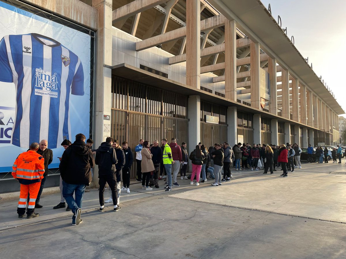 MalagaCF's tweet photo. ¡Vaya locura! ¡Las colas para retirar las entradas del #GranadaMálaga son impresionantes! 

⚠️ Calculamos que se agotarán las existencias con las personas que ya esperan en la cola ⚠️

¡Llenaremos la grada visitante de los Cármenes! 

¡Gracias, Afición! 💙🤍 https://t.co/qqFVoj1B6L