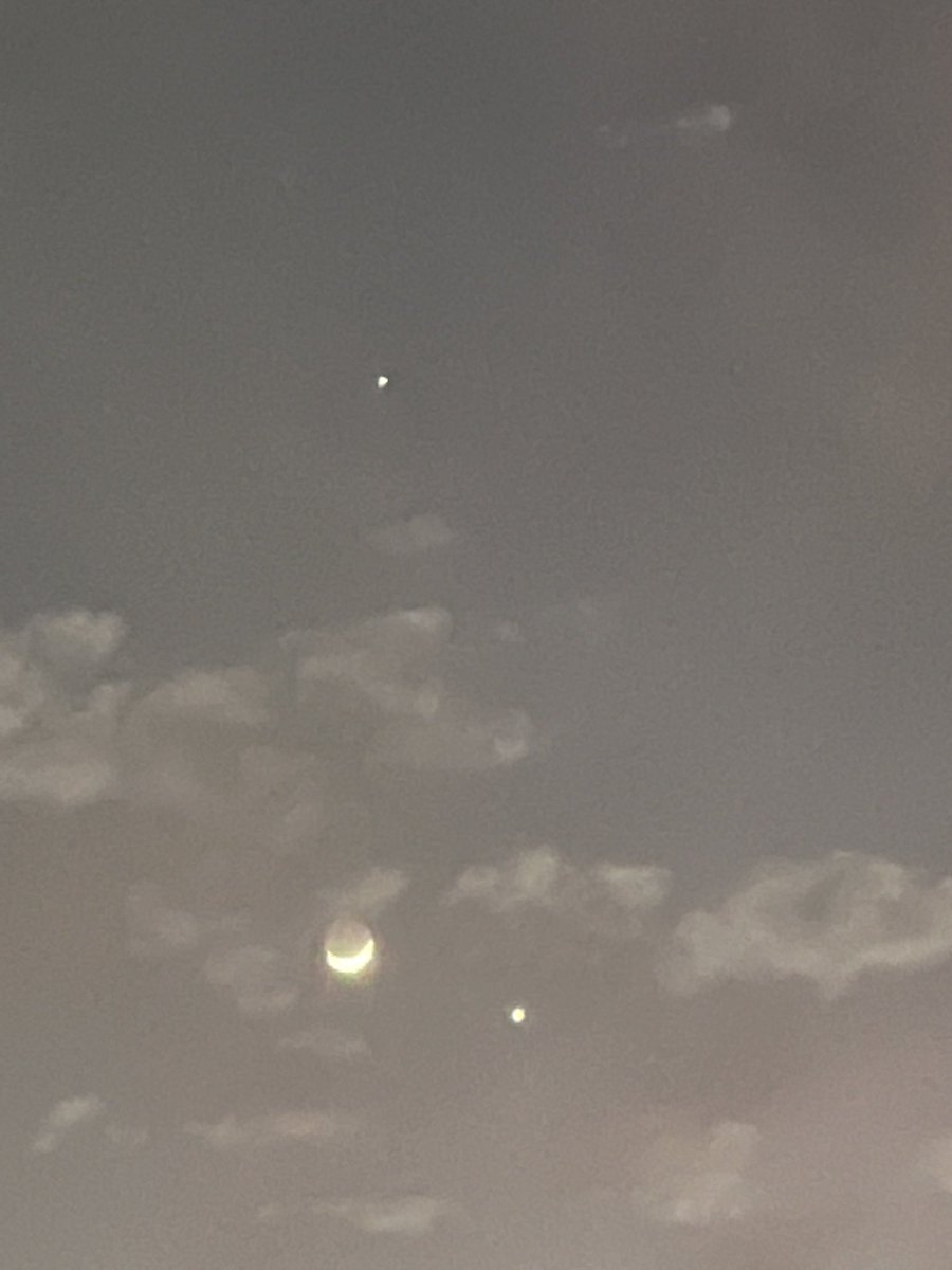 MohitaSharma11's tweet photo. A rare conjunction of waxing crescent moon 🌒 with Venus and Jupiter, the three brightest objects in our night sky in the same order.I love this 😍🤩🌙🌟✨⭐️🌖💫❤️❤️ #astronomy #astrophotography #astrophisics #astrophysics #scientist #spacex #NASA #spacexupdate https://t.co/kQKlNTghya