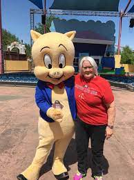 OfficerEdPowell's tweet photo. @S_M_543 @andymauger @ThisIsKyleR Pretty sure that's the Six Flags Porky Pig. https://t.co/NFKKCBNCgs