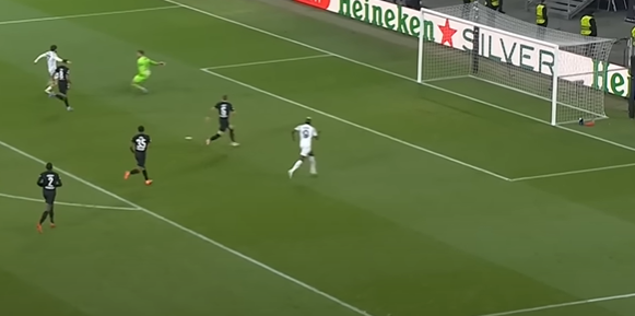 SaschaFltr's tweet photo. #Trapp wählte hier einen deutlich aktiveren Ansatz. Das birgt mehr Risiko, weil er überlupft oder umdribbelt werden kann. Da #Kvaratskhelia den Ball aber unsauber mitnimmt, entscheidet er sich aber trotzdem Druck auszuüben.
#SGENAP #sgenapoli #SGEuropa #SGE https://t.co/FWAcA7gyGa