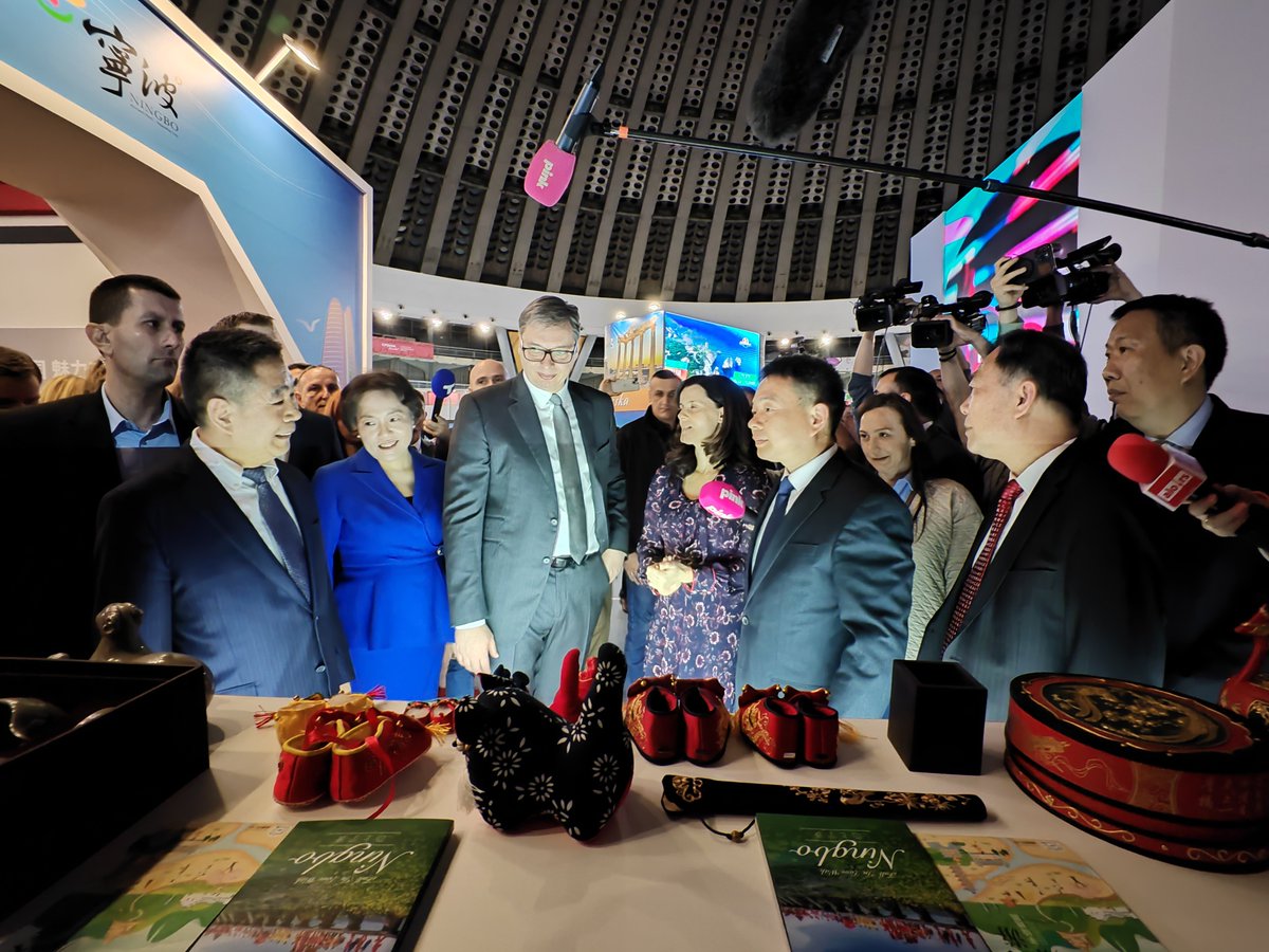 InsightNingbo's tweet photo. The 44th Belgrade International Tourism Fair opened in #Serbia on Feb 22. The #Ningbo delegation displayed various artworks and tourism products at the fair. Guess what @avucic likes the most? [📷/Ying Bin] #NingboFocus @EmbChina_RS @serbiatourism https://t.co/Ya6HvBTfIA