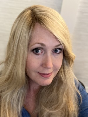 UniwigsC's tweet image. Beth wears Claire in summer shandy with ashy roots. 😊
A Gorgeous Lady and A Gorgeous Hair Topper! 🌹
bit.ly/41jNkrw
#uniwigs #hairtoppers #thinhairsolutions #hairstyles #hairloss #hairlosssolutions #alopecia #thinhair #thinhairstyles