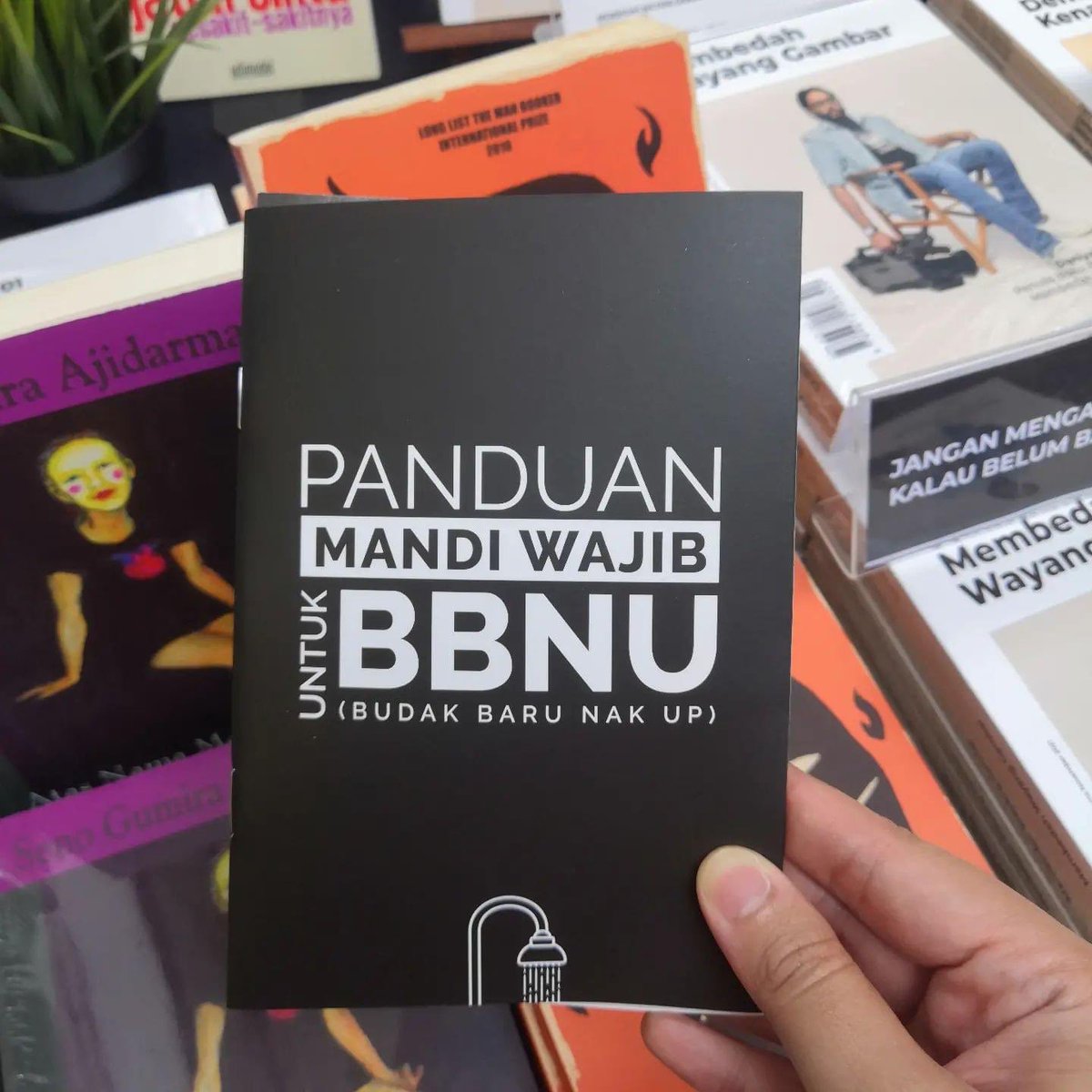 DuBookPress's tweet photo. LAKU KERAS di #KLAB2023!
Hanya RM5.
#DuBook
#LiarDanAngkuh https://t.co/YtVMKv7zpE