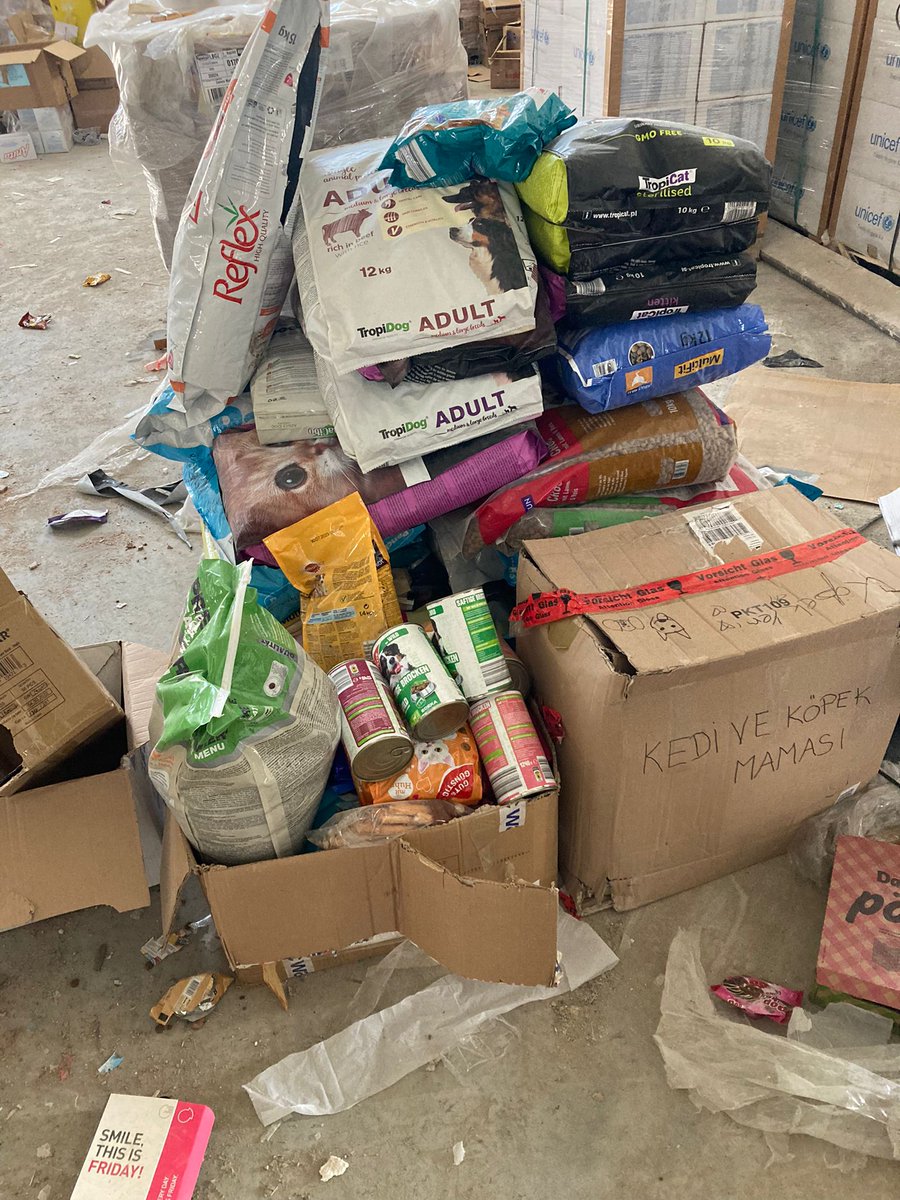 enselenencat's tweet photo. Adıyaman organize sanayide powerbank ve kedi-köpek maması var. İhtiyacı olan gidip alabilir, arkadaşımın sorumlu olduğu depoda. Teyitli bilgi yani. Daha önce de mama paylaşımı yaptım, insanlarla konuştum kimse almamış. İhtiyacı olan gitsin alsın. Rt edin lütfen. https://t.co/q3YIkvJ6Qg