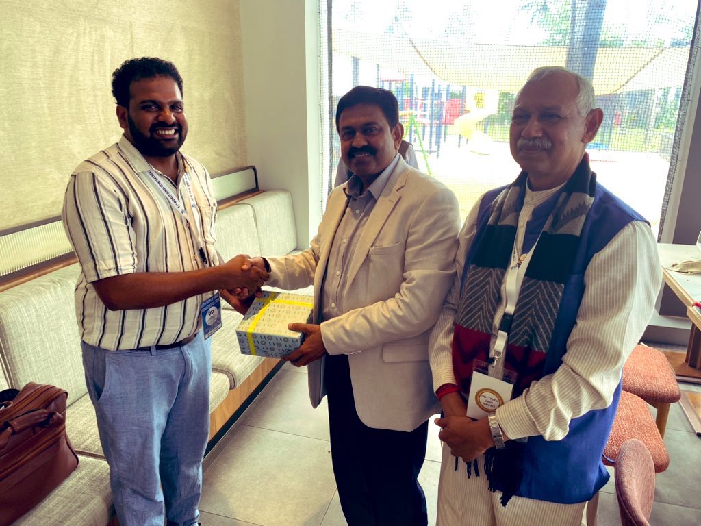 rajpavanreddy's tweet photo. Thank you so much for special appreciation reward @BJPAJAY_MP sir at 12th world hindi conference #worldhindiconference #Fiji https://t.co/dBMDcEruBM