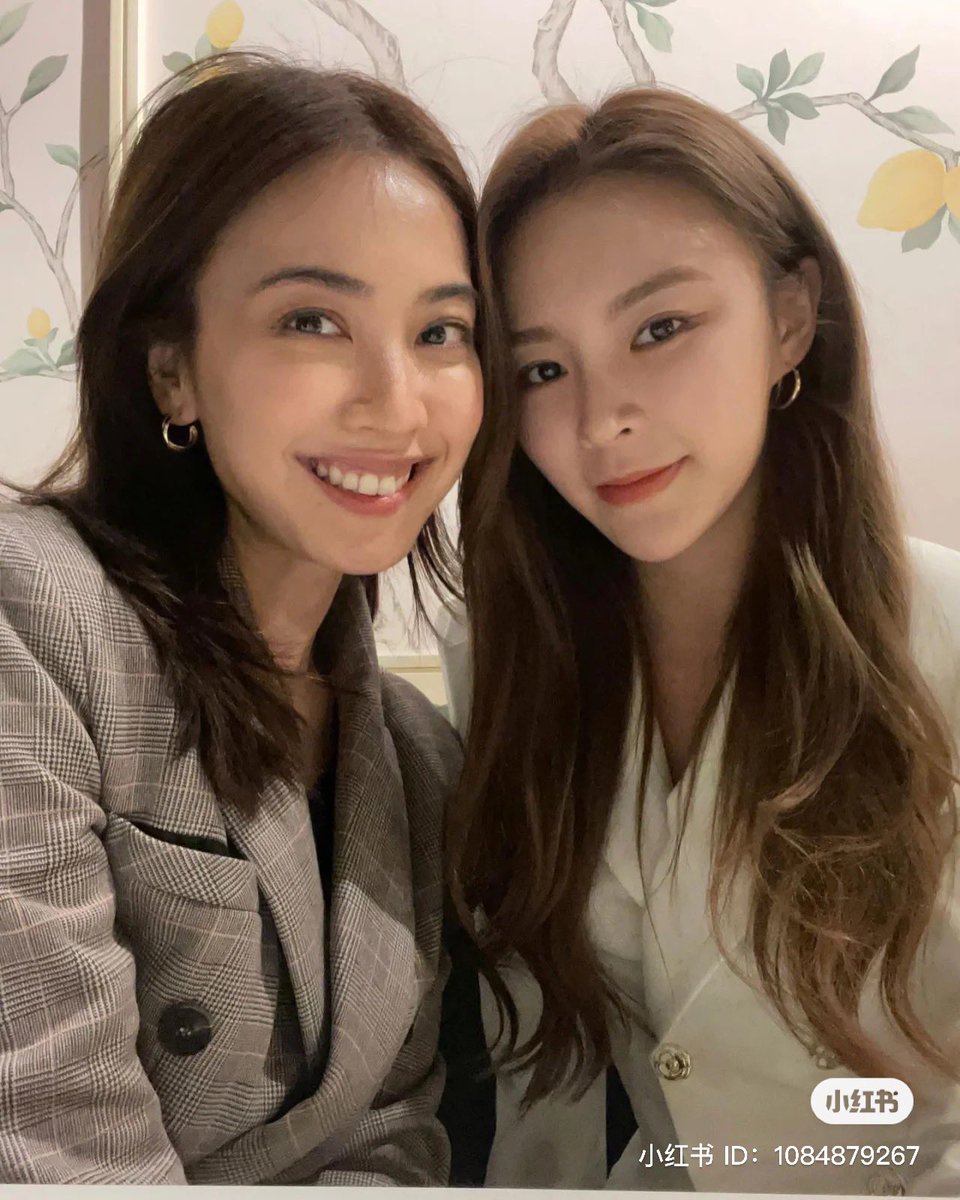ElkieFanpage_xz's tweet photo. 230223 #Elkie XHS
“On Call II 10th Anniversary!
Qian Er and Yannis❤️
We have witness each other’s growth within these 10 years. We getting better and still pretty
👗SEEVIA”
#TheHippocraticCrush2 #TracyChu
#ChongTingYan #庄锭欣 #엘키 #ZhuangDingXin https://t.co/cxadGttzgd