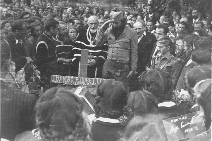 chetnik1903's tweet photo. The funeral of the #American pilot Thomas R. Lovett Staff, somewhere near #Čačak, probably in 1944, although it says 1942. It is interesting that the inscription on the cross is in Cyrillic.
#chetnik #cetnik https://t.co/EMRiYJLZqF
