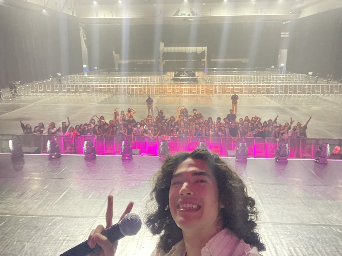 Conan_grow's tweet photo. เป็นวันที่ดีมากจริงๆ🥹 เหมือนฝันเลยแบบ เจอคนที่เราอยากเจอมาตลอดมาอยู่ตรงหน้าเรา แบบตัวจริงๆเสียงจริงๆ น้องน่ารักมากกกกกก คุยเก่ง คุ้มค่ามากกกกกกก🌹 #ConanGrayliveinBKK #ConanGraySuperacheTourTH https://t.co/D7kt08BmJV