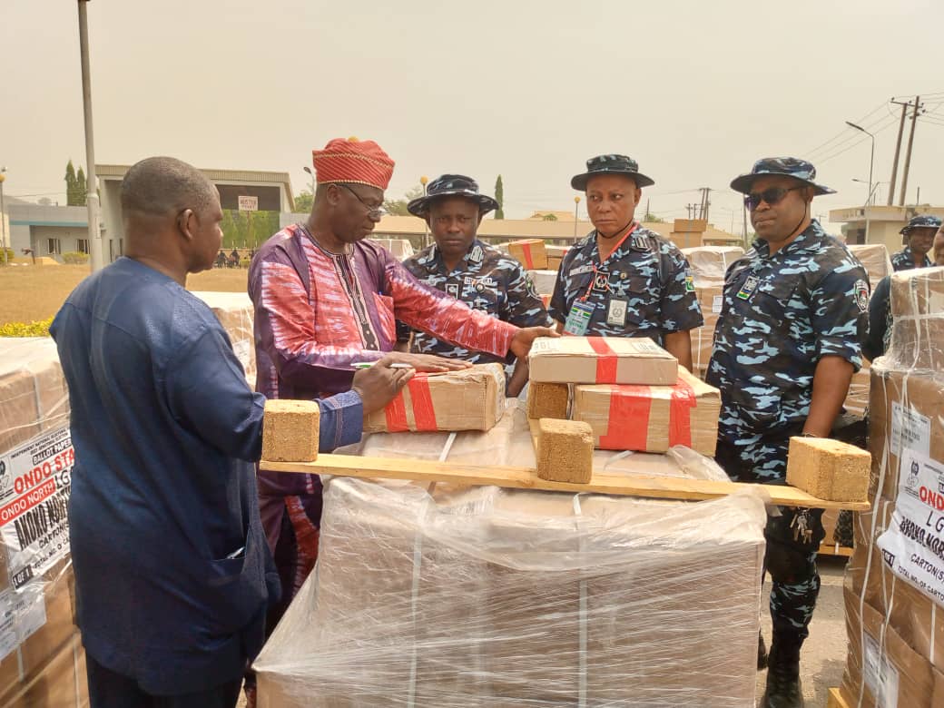 EverythingOndo's tweet photo. 'Good To Go' - @inecnigeria distributes sensitive election materials to all the 18 LGAs of Ondo State ahead of the weekend presidential election. 

The distribution carried out at the CBN Alagbaka office, Akure was witnessed by security agents and political party representatives. https://t.co/JnF0YJz8bM