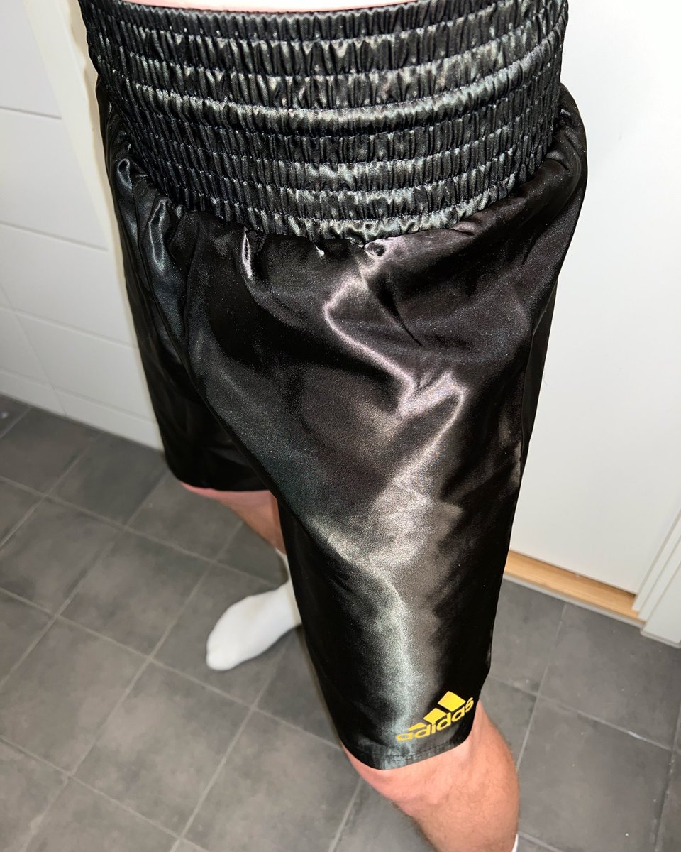 Boxingloverxx's tweet photo. Adidas shiny boxing shorts 🥵 https://t.co/2jNlL4MOyq